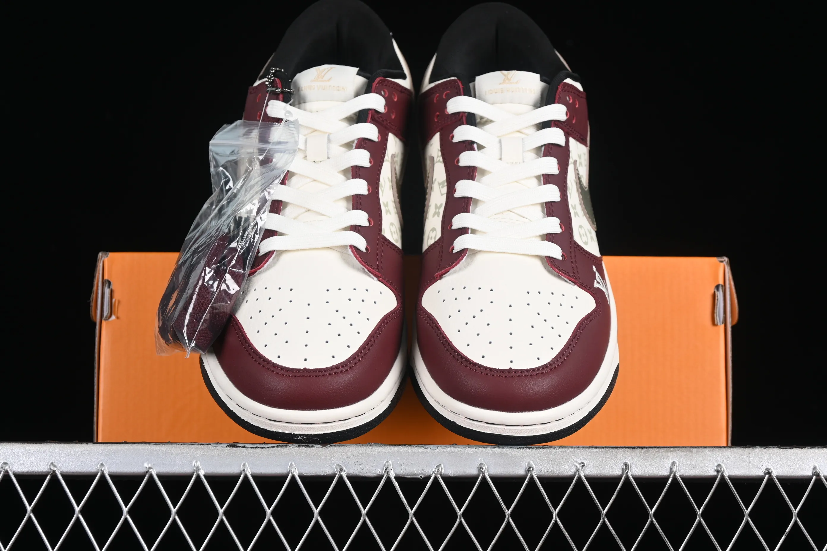 All Categories Nk SB Dunk Series Nk SB Dunk Low Low-top sneakers Louis Vuitton x Nk Dunk Low joint custom-burgundy silver hook SB low-top casual sneakers FC1688-188